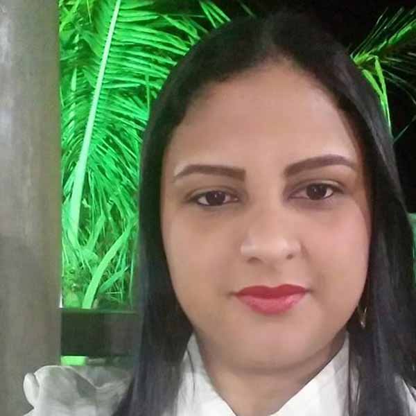 Alcinéia Brito recebe os parabéns por mais um ano de vida