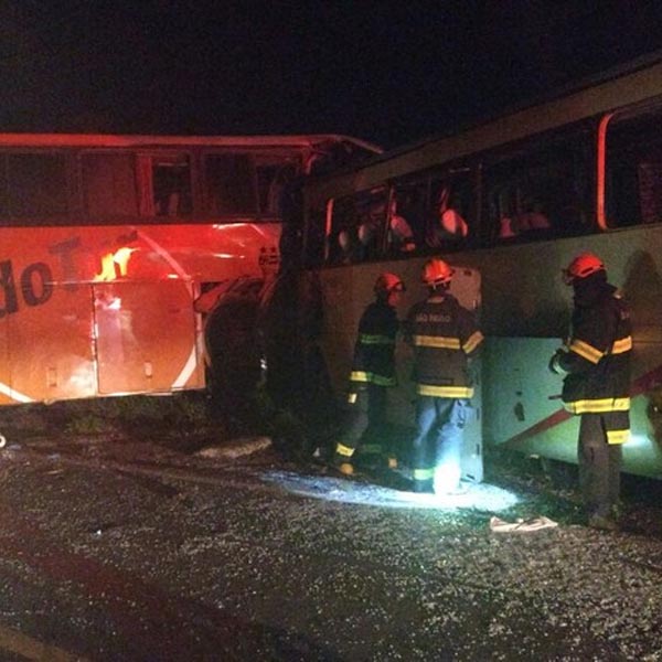Acidente entre 2 ônibus deixa 8 mortos na região de Presidente Prudente