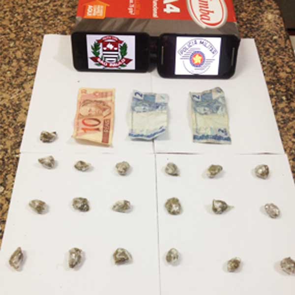 Jovem é preso após PM encontrar porções de maconha escondidas em monte de areia