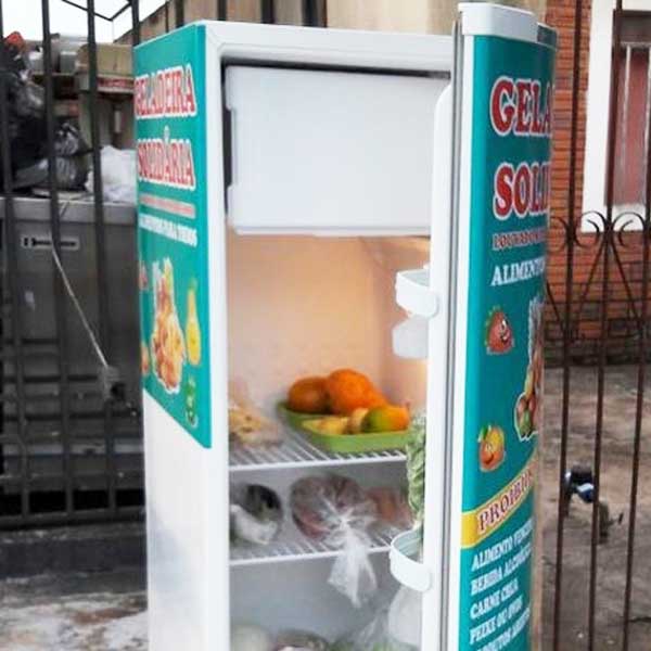 Moradora de Assis coloca geladeira na calçada com alimentos para necessitados
