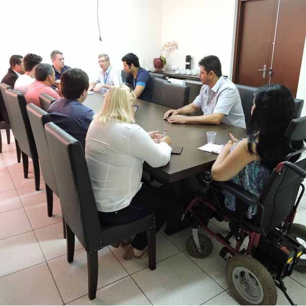 Vereadores se reúnem com responsáveis pela empresa de energia