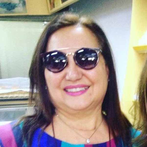 Ana Leme recebe os parabéns por mais um ano de vida