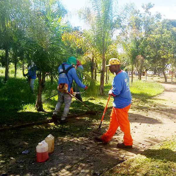 Departamento de Turismo inicia limpeza das praças e pontos turísticos