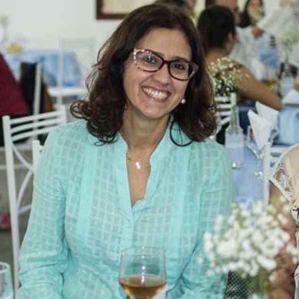Daniela Bueno apaga velinhas