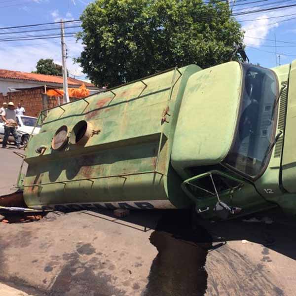 Caminhão de empresa de tapa-buracos é 'engolido' por cratera em Marília