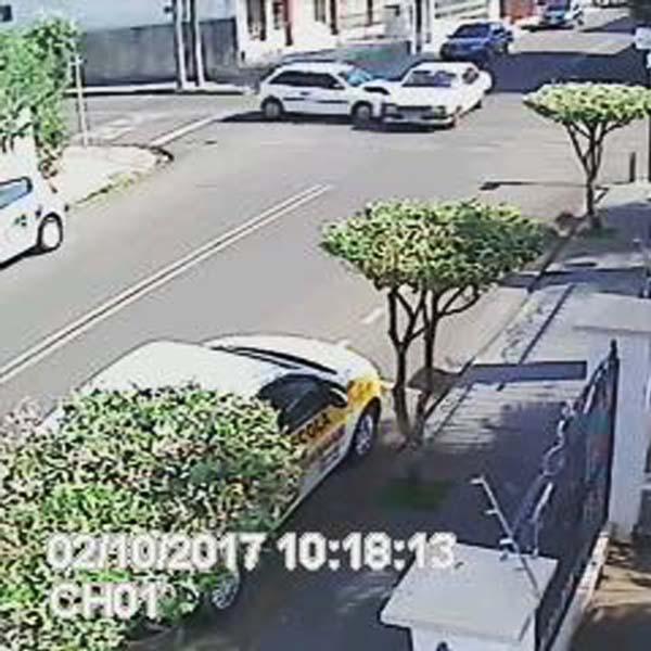 Motorista desrespeita sinalização e causa acidente; imagens mostram momento da colisão