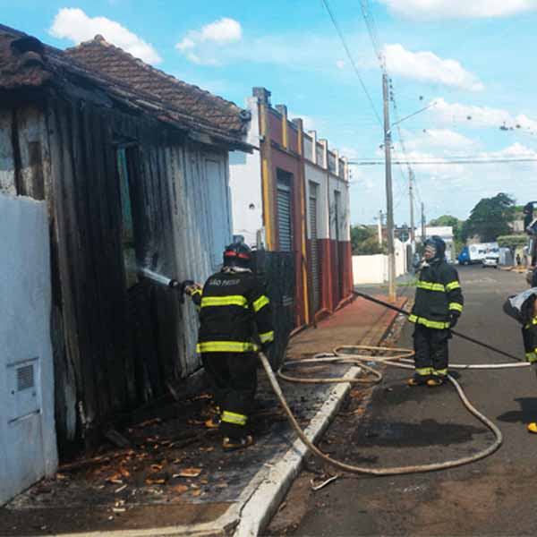 Imóvel desocupado pega fogo no centro de Paraguaçu Paulista