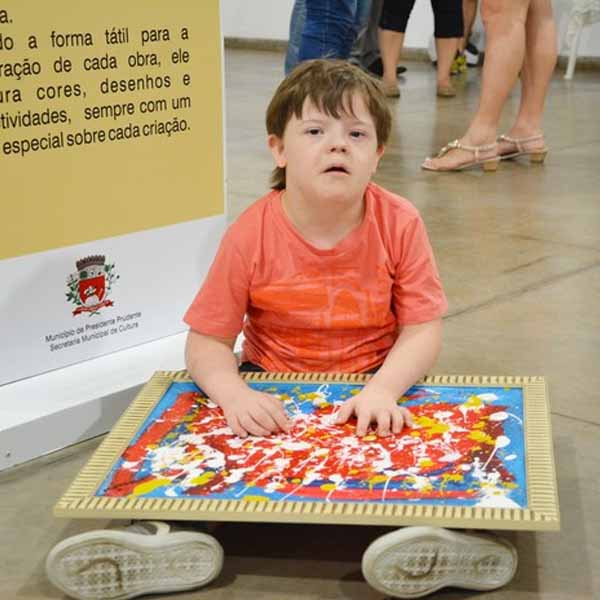 Criança com Síndrome de Down pinta mais de 50 telas e lança exposição em Prudente