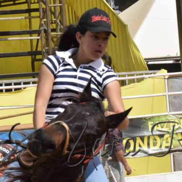 Leticia Bregadioli recebe os parabéns por mais um ano de vida