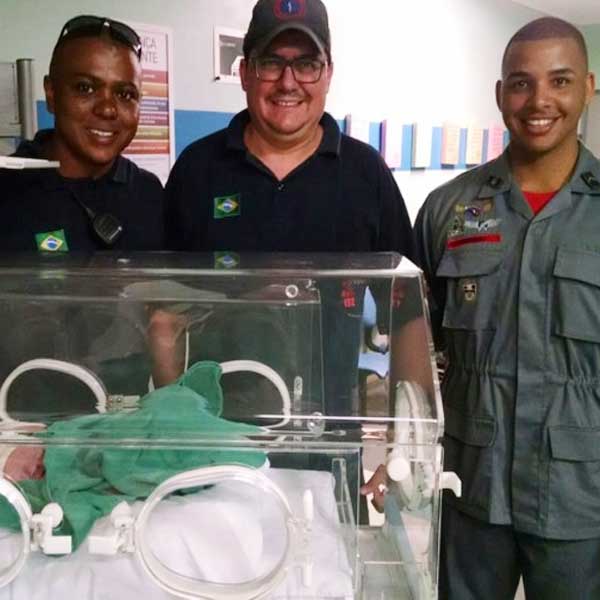 Mulher dá à luz dentro de ambulância em posto de combustíveis em Prudente