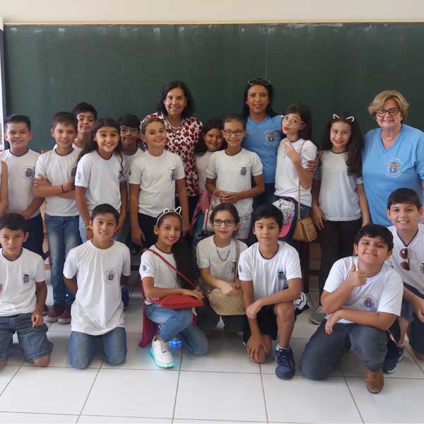Prefeita Almira Garms recebe alunos da rede municipal em seu gabinete