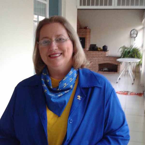 Maria Angela apaga velinhas