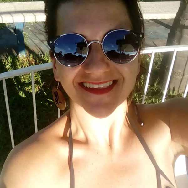 Renata Ferreira apaga velinhas