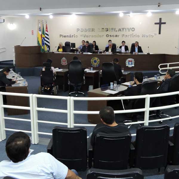 Vereadores fazem questionamentos à Prefeita Municipal