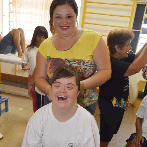 Usuárias da Apae ganham dia de beleza