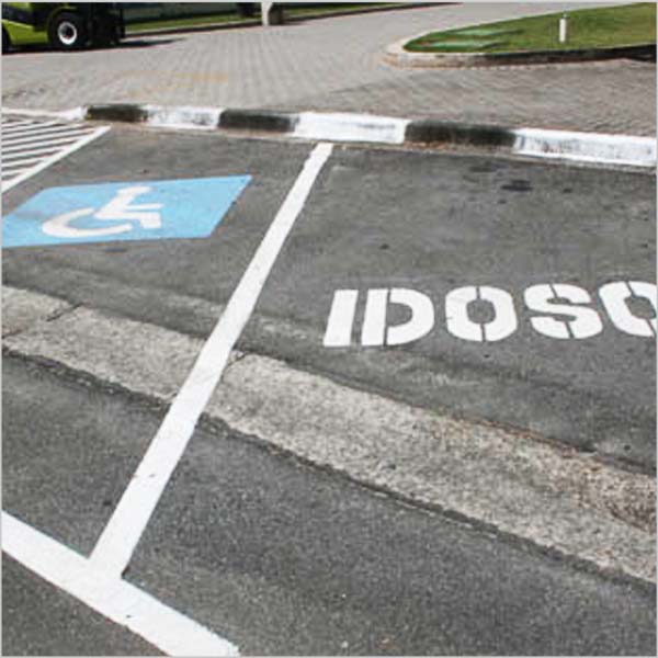 Pessoas com direito a vagas especiais podem requerer gratuitamente seu cartão para estacionamento