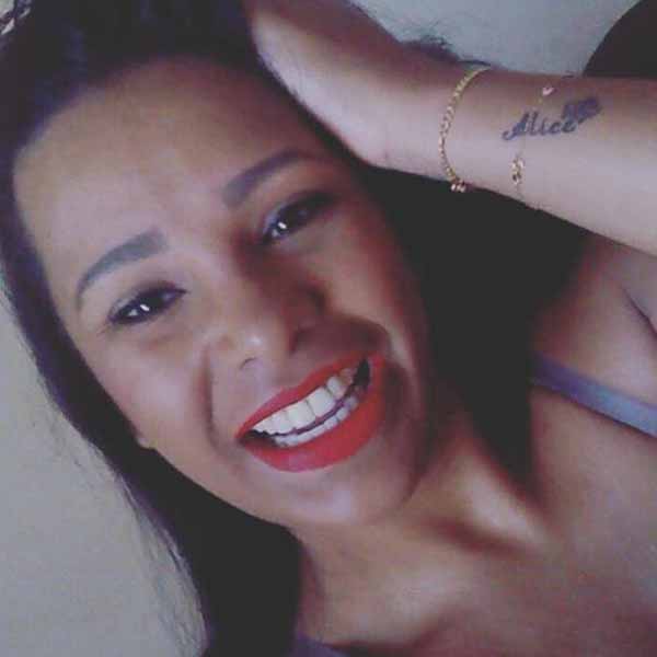 Anninha Souza apaga velinhas