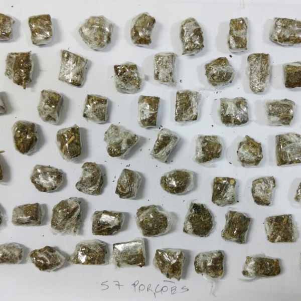 Jovem é preso após PM encontrar mais de 50 porções de maconha em terreno