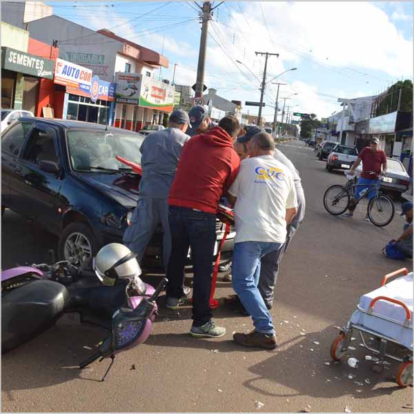 Motociclista vai parar em cima de carro após acidente em Paraguaçu Paulista