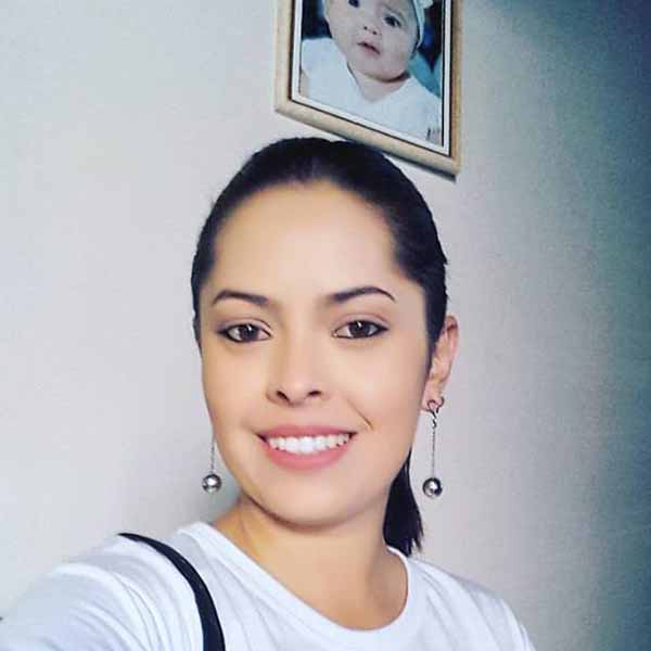 Aline Lemes comemora a chegada de mais um aniversário