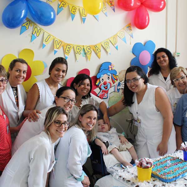 Internado há dois anos e sete meses, Kauê comemora aniversário na Pediatria da Santa Casa de Marília