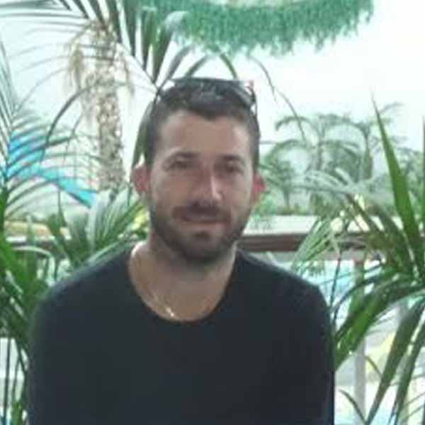 Alexandre Andrade apaga velinhas