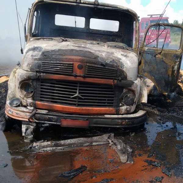 Motorista sai em busca de ajuda e, na volta, encontra caminhão em chamas em Rancharia