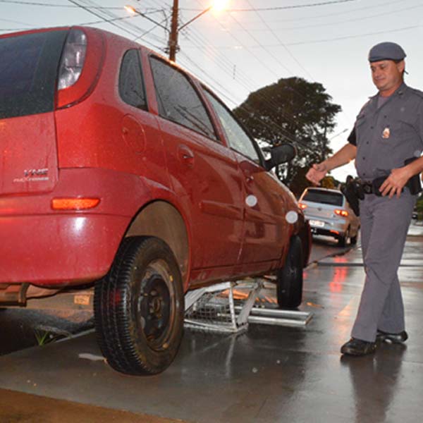 Carro é abandonado após se envolver em acidente na Av. Galdino