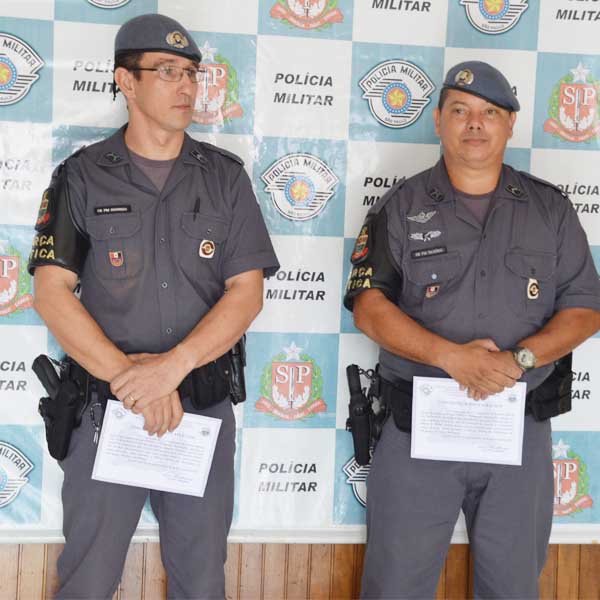 Cabos PM Edson Silvério e Rodrigo Cintra recebem homenagem por destaque em suas funções