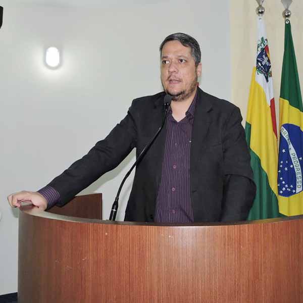 Vereador Ian Salomão solicita instalação de faixa exclusiva em Paraguaçu