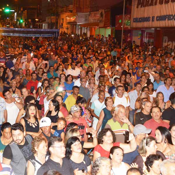 Irmãs Galvão animam a população em show especial