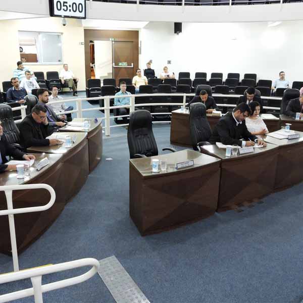 Vereadores fazem questionamentos à Prefeita Municipal