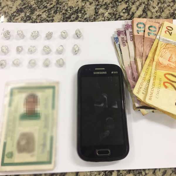 Adolescente é apreendido após PM encontrar pedras de crack em sua casa