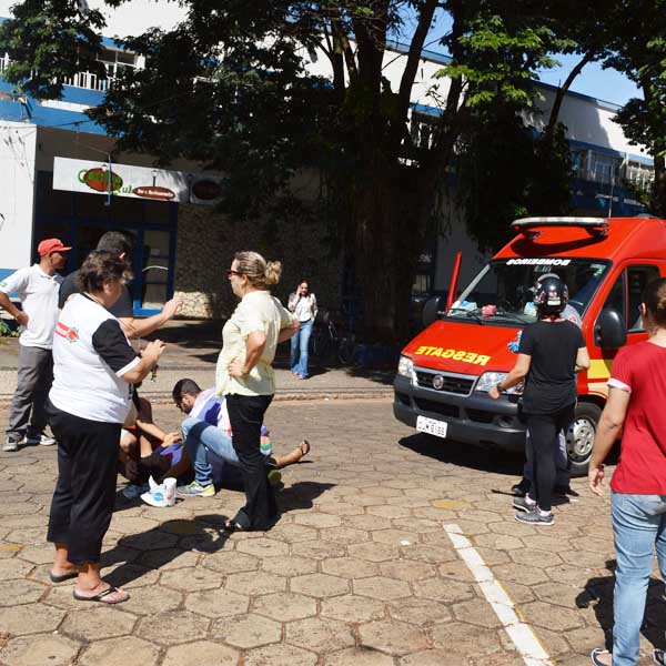 Ciclista é atropelada por motocicleta no centro de Paraguaçu Paulista