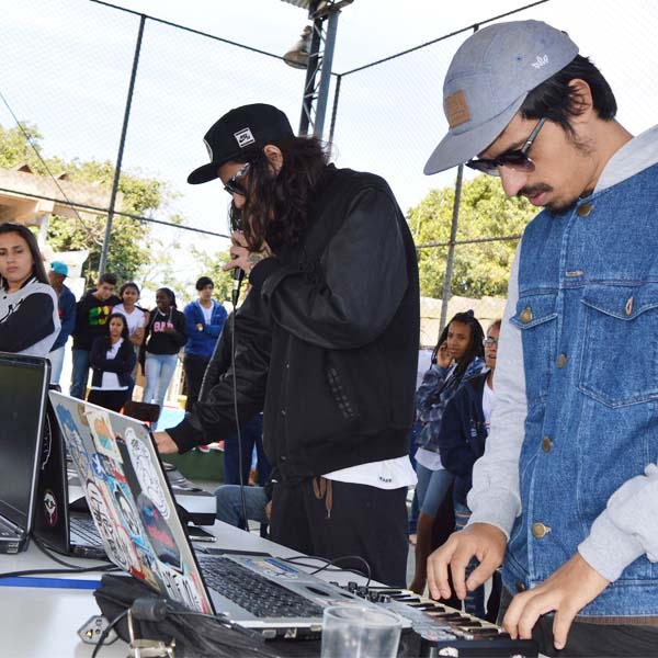 Projeto 'Intervenção Artística Urbana' leva DJs para a escola 'Maria Ângela'