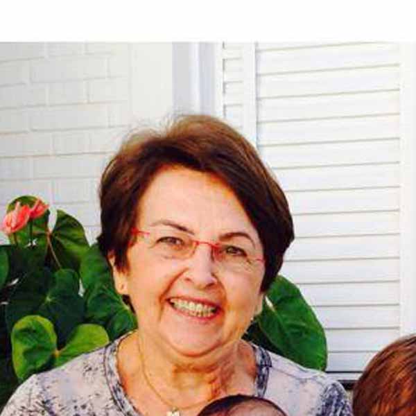 Néia Cação apaga velinhas