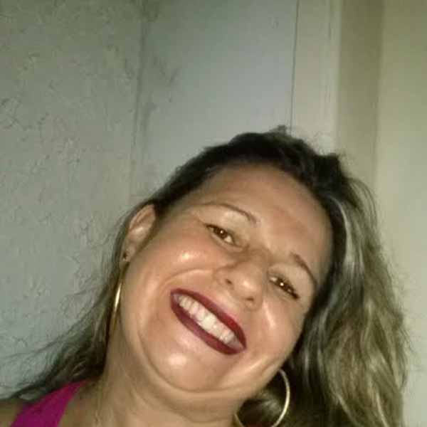 Rosana Aparecida  apaga velinhas