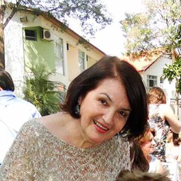Fátima Navarro completa idade nova nesta quinta