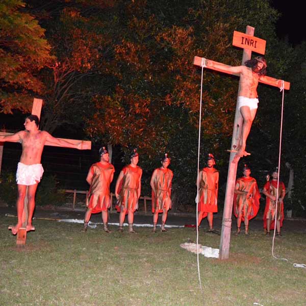 Fiéis participam de celebrações e encenação na Sexta-feira Santa em Paraguaçu Paulista