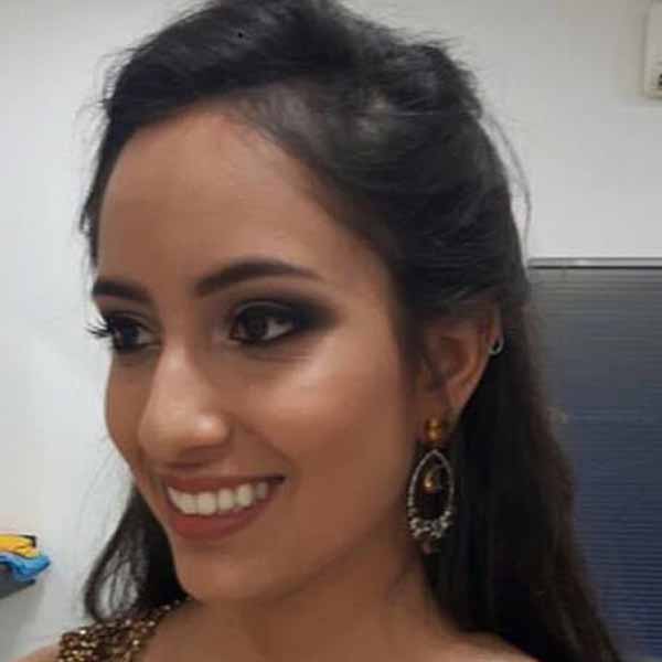 Laura Garms apaga velinhas