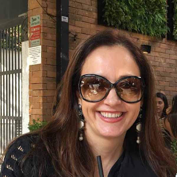 Simone Moreira apaga velinhas