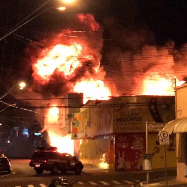 Incêndio destrói loja de móveis no centro de Marília e chamas assustam moradores