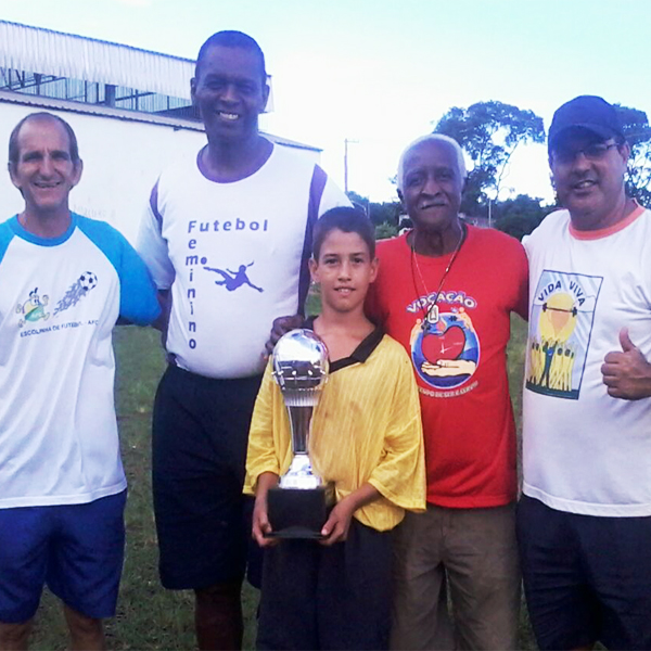 Escolinha de futebol da Vila Nova homenageia Zé do Pito