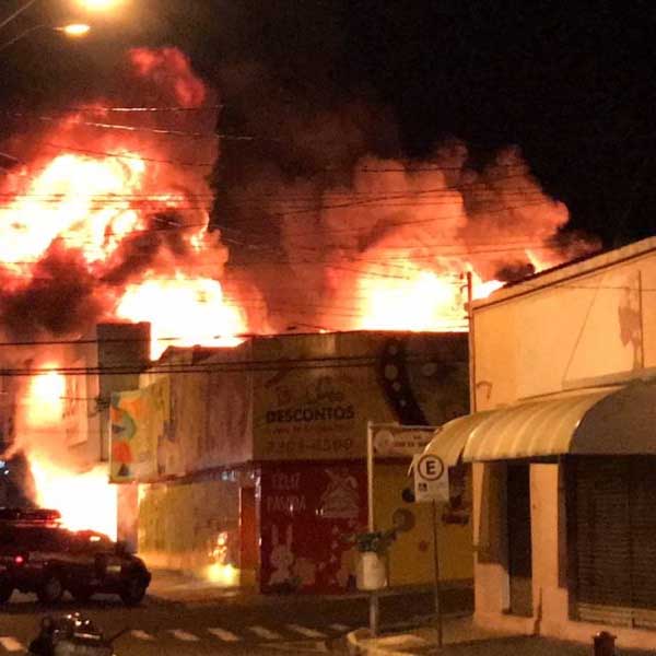 Loja diz que Bíblia ficou intacta após incêndio em Marília