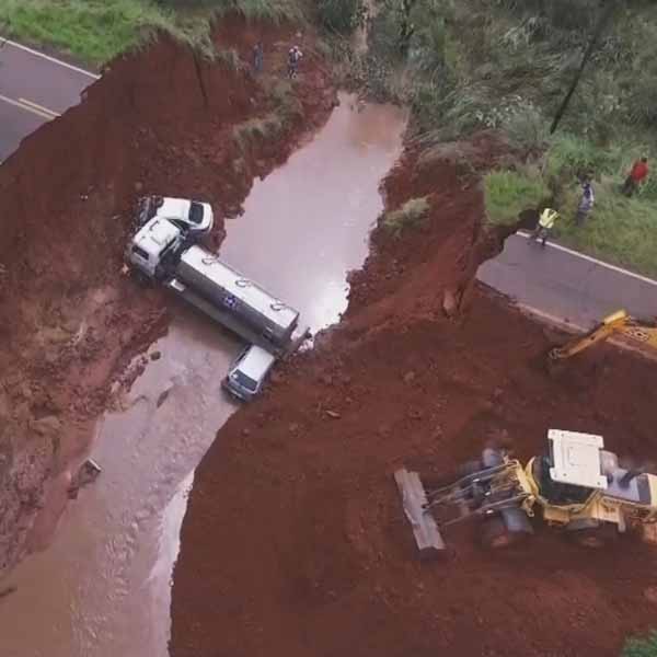 Obras de recuperação de estrada em Borá começam dois meses após cratera se abrir e engolir carros