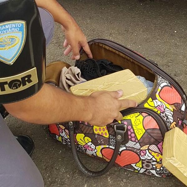 Passageira de ônibus é presa com mais de 2 kg de cocaína