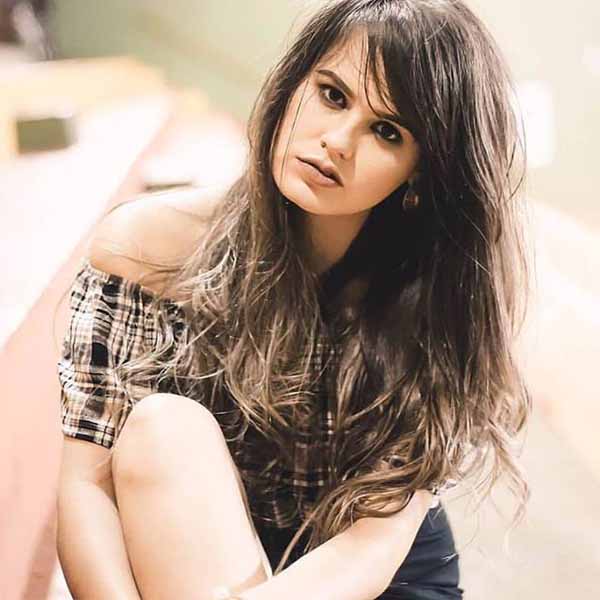 Francine Correia apaga velinhas nesta quinta