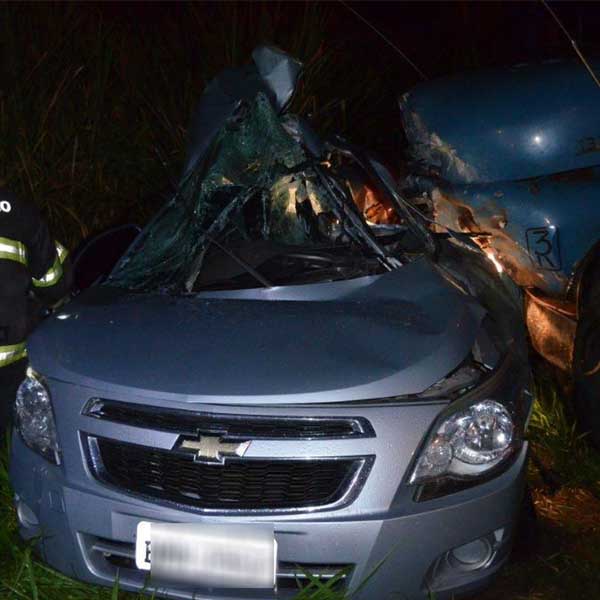 Mulher morre em acidente entre carro e caminhão em rodovia de Iacri