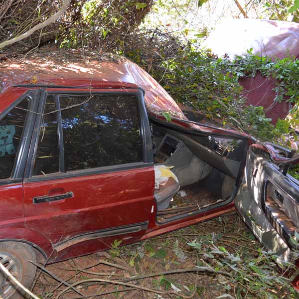 Carro derrapa em pedrisco e colide contra árvore na vicinal Paraguaçu/Borá