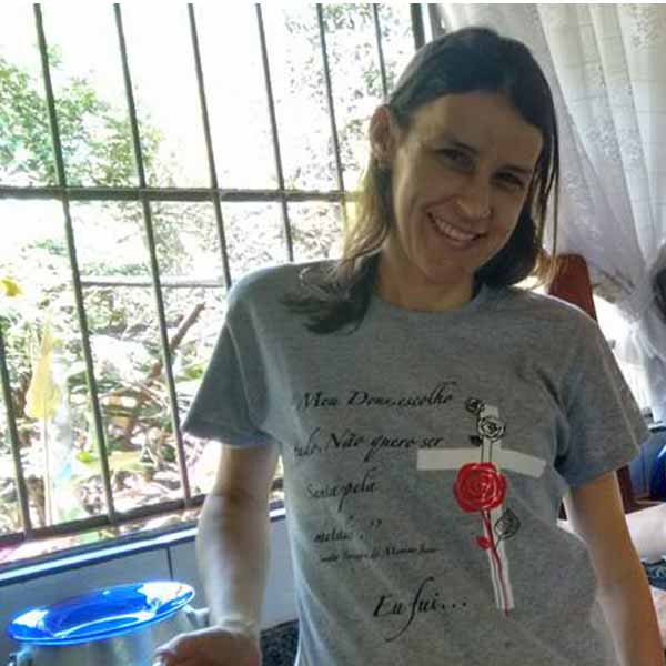 Carla Pelegrini apaga velinhas nesta quinta